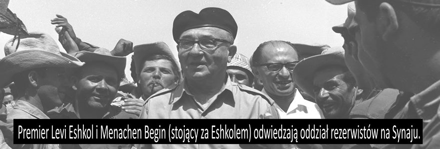 Premier Levi Eshkol i Menachen Begin (stojący za Eshkolem) odwiedzają oddział rezerwistów na Synaju 112