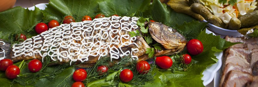 gefilte fish with tomatoes on the plate